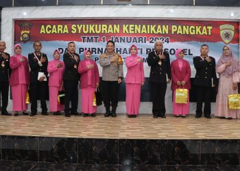 Syukuran kenaikan pangkat 108 personel Porlesta Jambi dan Purna Bhakti 10 personil Polresta Jambi, yang dilaksanakan di Aula Loka Manginti Maporlesta Jambi, Jumat 29 Desember 2023. [Foto: Humas Polresta Jambi]