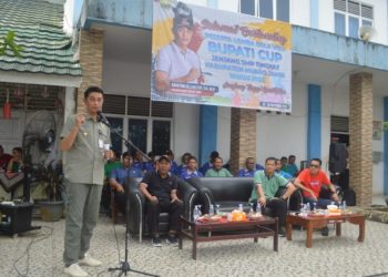 Pj Bupati Bachyuni saat membuka Turnamen Bola Voli jenjang SMP tingkat Kabupaten Muaro Jambi, yang bertempat di SMP Negeri 7 Muaro Jambi, Kamis (30/11/2023). [Foto: Diskominfo Muaro Jambi]