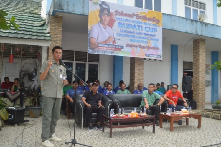 Pj Bupati Bachyuni saat membuka Turnamen Bola Voli jenjang SMP tingkat Kabupaten Muaro Jambi, yang bertempat di SMP Negeri 7 Muaro Jambi, Kamis (30/11/2023). [Foto: Diskominfo Muaro Jambi]