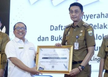 Pj Bupati Muaro Jambi, Bachyuni Deliansyah saat menghadiri Penyerahan Secara Digital DIPA dan Daftar Alokasi TKD Tahun Anggaran 2024, bertempat di Auditorium Rumah Dinas Gubernur Jambi, Senin (04/12/2023). [Foto: Diskominfo Muaro Jambi]