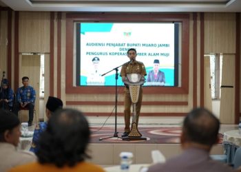 Pemkab Muaro Jambi lakukan audensi bersama Pengurus Koperasi Sumber Alam Muji (Muaro Jambi) yang dilaksanakan di Aula Rumah Dinas Bupati Muaro Jambi, Sengeti Bukit Cinto Kenang pada Senin, (04/12/23). [Foto: Diskominfo Muaro Jambi]