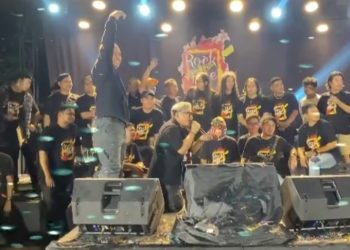 Moment foto bersama Rock Rise Vol 3 di di Untukmu Cafe pada Senin, (11/12). [Foto: Matta Angin]