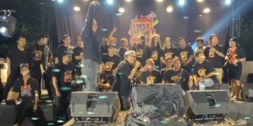 Moment foto bersama Rock Rise Vol 3 di di Untukmu Cafe pada Senin, (11/12). [Foto: Matta Angin]
