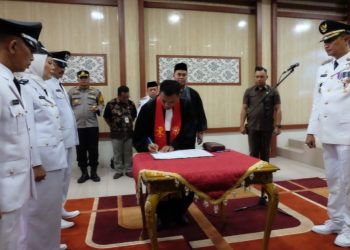 Pj Bupati Bachyuni Deliansyah saat melantik dan mengambil sumpah 33 Kades di Kabupaten Muaro Jambi yang terpilih pada Pilkades serentak tahap dua di Pendopo Rumah Dinas Bupati Muaro Jambi, Jumat (15/12/2023). [Foto: Diskominfo Muaro Jambi]