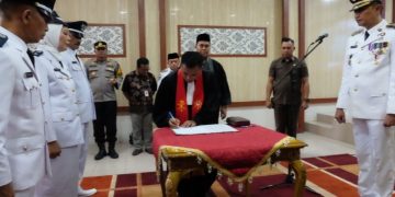 Pj Bupati Bachyuni Deliansyah saat melantik dan mengambil sumpah 33 Kades di Kabupaten Muaro Jambi yang terpilih pada Pilkades serentak tahap dua di Pendopo Rumah Dinas Bupati Muaro Jambi, Jumat (15/12/2023). [Foto: Diskominfo Muaro Jambi]