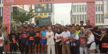 Tim Relawan GANOLAK mengadakan kegiatan 'Jalan Bareng' bersama Angel Lelga di area Transmart, Thehok pada Minggu (24/12). [Foto: Aurduri.com/Gea]