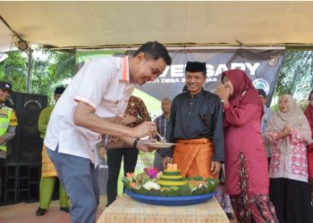 Penjabat (Pj) Bupati Kabupaten Muaro Jambi, Bahcyuni Deliansyah saat menghadiri Acara Anniversary 28 tahun Desa Bukit Mas, Kecamatan Sungai Bahar pada Sabtu, (23/12/2023). [Foto: Diskominfo Muaro Jambi]