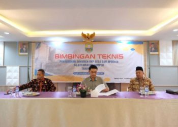 Pj Bupati Bachyuni Deliansyah hadiri Bimtek RKPDes dan APBDes se-Kecamatan Kumpeh Tahun 2023 di Hotel Sanubari Jambi, Selasa (26/12/2023). [Foto: Diskominfo Muaro Jambi]