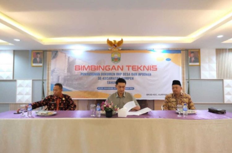 Pj Bupati Bachyuni Deliansyah hadiri Bimtek RKPDes dan APBDes se-Kecamatan Kumpeh Tahun 2023 di Hotel Sanubari Jambi, Selasa (26/12/2023). [Foto: Diskominfo Muaro Jambi]