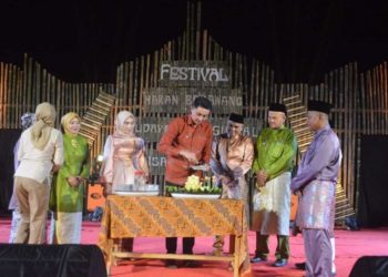 Pejabat Bupati Muaro Jambi, Bachyuni Deliansyah hadiri malam puncak 'Festival Makan Merawang Budaya Tradisional dalam Rangka Hari Ulang Tahun Wisata Lubuk Snanit' di Desa Maro Sebo, Kecamatan Jambi Luar Kota pada Rabu, (27/12/2023). [Foto: Diskominfo Muaro Jambi]