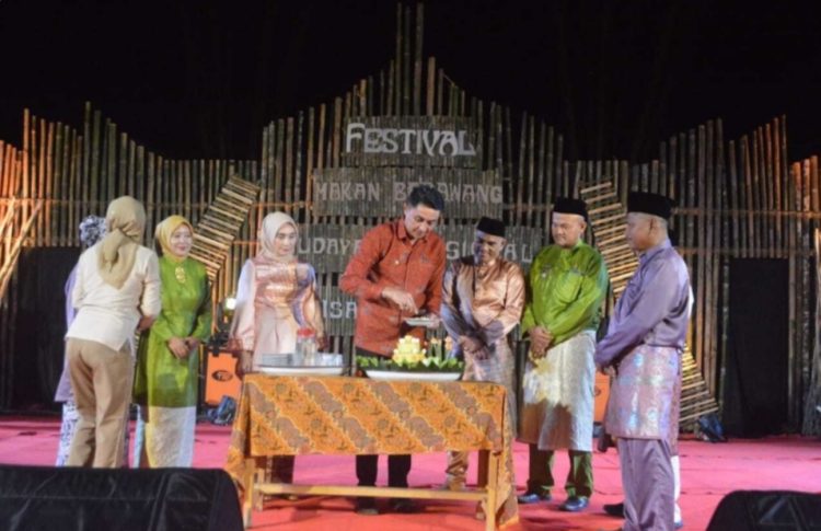 Pejabat Bupati Muaro Jambi, Bachyuni Deliansyah hadiri malam puncak 'Festival Makan Merawang Budaya Tradisional dalam Rangka Hari Ulang Tahun Wisata Lubuk Snanit' di Desa Maro Sebo, Kecamatan Jambi Luar Kota pada Rabu, (27/12/2023). [Foto: Diskominfo Muaro Jambi]