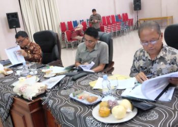 Pj Bupati Bachyuni saat memimpin langsung kegiatan Pembinaan, Pengawasan, dan Evaluasi Kinerja Badan Layanan Umum Daerah Puskesmas se- Kabupaten Muaro Jambi di Ruang Aula Rumah Dinas Bupati Muaro Jambi, Kamis (28/12/23). [Foto: Diskominfo Muaro Jambi]
