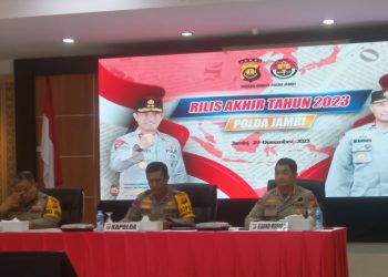 Rilis akhir tahun 2023 yang dipimpin Kapolda Jambi, Irjen Pol Rusdi Hartono, di Aula Lantai IV Mapolda Jambi, Jumat (29/12/2023). [Foto: Aurduri.com]