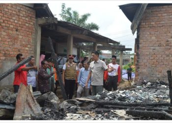 Bachyuni berikan bantuan korban kebakaran di Desa Niaso, Kecamatan Maro Sebo, Kabupaten Muaro Jambi, Jumat (29/12/2023). [Foto: Diskominfo Muaro Jambi]