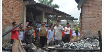 Bachyuni berikan bantuan korban kebakaran di Desa Niaso, Kecamatan Maro Sebo, Kabupaten Muaro Jambi, Jumat (29/12/2023). [Foto: Diskominfo Muaro Jambi]