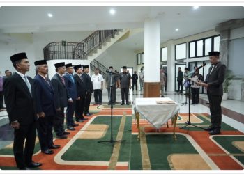 Bachyuni Deliansyah saat melantik dan mengambil sumpah jabatan 6 pejabat pimpinan tinggi pratama atau eselon II di lingkup Pemerintah Kabupaten Muaro Jambi di Aula Kantor Bupati, Jumat (29/12/2023). [Foto: Diskominfo Muaro Jambi]