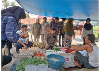 Pj Bupati Bachyuni saat mengecek langsung harga bahan dan ketersediaan kebutuhan pokok di Pasar Sebapo, Sabtu (30/12/2023). [Foto: Diskominfo Muaro Jambi]
