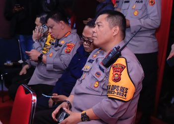 Wakapolresta Jambi, AKBP Ruliandi Yunianto, hadiri kegiatan pemantauan dan pengecekan titik-titik pengamanan malam pergantian tahun Baru via zoom meeting di Pos Pengamanan (Pos Pam) Tugu Keris, Minggu (31/12/2023). [Foto: Humas Polresta Jambi]