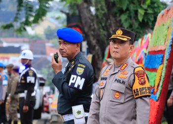 Kapolresta Jambi, Kombes Pol Eko Wahyudi, saat pimpin pengamanan pada acara penganugerahan gelar adat di Balairung LAM Jambi pada Kamis, (4/1/2024). [Foto: Humas Polresta Jambi]