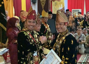 Datuk Paduko Andiko Putro Jayo Siasah Alam, Edi Purwanto bersama Irjen Pol. Rusdi saat menghadiri penyerahan gelar adat melayu jambi kepada tokoh nasional, Kamis (4/1) di Balairung Sari LAM Provinsi Jambi. [Foto: Humas/Hadian]