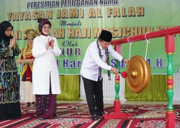 Gubernur saat peresmian Yayasan Jami  Al-Falah Haji Masjchun Sofwan, bertempat di Sekolah Islam Al-Falah H. Masjchun Sofwan  Simpang Kawat, Kamis (04/01/2023). [Diskominfo Provinsi Jambi/Harun]