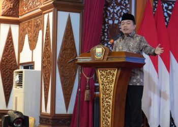 Gubernur Al Haris saat menyampaikan sambutan pada Jambi Investment Awards yang dihelat DPMPTSP Provinsi Jambi di Auditorium Rumah Dinas Gubernur, Kamis (04/01/2024)  [Diskominfo Provinsi Jambi/Novriansah]