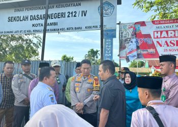 Kapolresta Jambi, Kombes Pol. Eko Wahyudi saat mendampingi Gubernur Al Haris dan Pj Walikota Sri Purwaningsih, meninjau Sekolah Dasar (SD) Negeri 212 yang telah disegel pada Jumat, (5/1). [Foto: Humas]