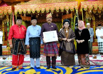 Wagub Sani saat menghadiri Sedekah Negeri HUT Ke-68 Provinsi Jambi di Balairung Sari LAM Jambi, Jumat (05/01/2024). [Foto: Diskominfo/Sobirin]