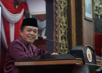 Gubernur Al Haris saat menghadiri Rapat Paripurna DPRD Provinsi Jambi dalam rangka Memperingati HUT ke- 67 Provinsi Jambi tahun 2024 di Ruang  Utama Sidang  DPRD Provinsi Jambi, Sabtu (06/01/2024). [Foto: Diskominfo/Patra]