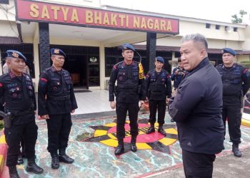 Wakapolda Jambi, Brigjen Pol Edi Mardianto, mengecek Mako Batalyon B Pelopor Brimobda Jambi di Pamenang, Merangin, Minggu (7/1/2024). [Foto: Humas]