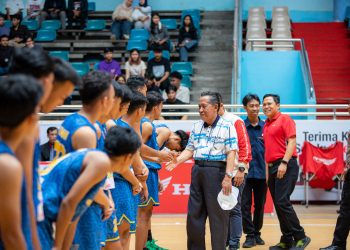 Wagub Sani saat membuka Opening Party Honda DBL Jambi Series 2023-2024 di GOR Kota Baru Jambi, Sabtu (06/01/2024). [Foto: Diskominfo/Maria]