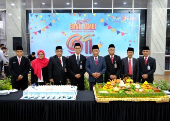 Wagub Sani pada Peringatan HUT ke-61 Bank Pembangunan Daerah Jambi di Halaman Gedung Mahligai Bank 9 Jambi Telanai Pura, Kota Jambi, Senin (08/01/2024). [Foto: Diskominfo/Sobirin]