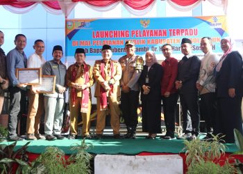 Gubernur Jambi, Al Haris saat meresmikan Mall Pelayanan Publik Kabupaten Sarolangun yang bertempat di Kantor Dinas PMPTSP Kabupaten Sarolangun, Selasa (09/01/2024). [Foto: Diskominfo/Agus]