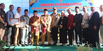 Gubernur Jambi, Al Haris saat meresmikan Mall Pelayanan Publik Kabupaten Sarolangun yang bertempat di Kantor Dinas PMPTSP Kabupaten Sarolangun, Selasa (09/01/2024). [Foto: Diskominfo/Agus]