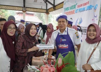 Ketua TP-PKK Provinsi Jambi, Hj. Hesnidar Haris, membuka Lomba Masak Pindang Ikan Patin dalam Rangka HUT Ke-67 Provinsi Jambi  di Pendopo Kantor Gubernur Jambi pada Rabu, (10/1). [Foto: Diskominfo/Patra]