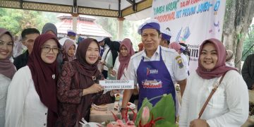 Ketua TP-PKK Provinsi Jambi, Hj. Hesnidar Haris, membuka Lomba Masak Pindang Ikan Patin dalam Rangka HUT Ke-67 Provinsi Jambi  di Pendopo Kantor Gubernur Jambi pada Rabu, (10/1). [Foto: Diskominfo/Patra]