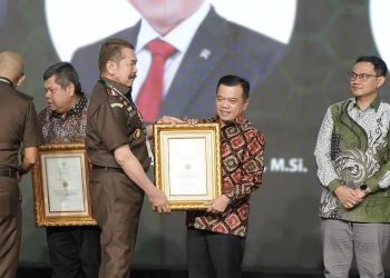 Gubernur Al Haris saat meraih Penghargaan R. Soeprapto Award di Hotel Aston Sentul Lake Resort and Conference Bogor, Jawa Barat, Kamis (11/01/2024). [Foto: Diskominfo Provinsi Jambi]