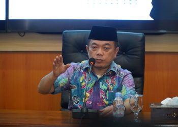 Rapat terkait pengoptimalan jalan batubara melalui sungai di Ruang VIP Rumah Dinas Gubernur Jambi, Sabtu (13/1). [Foto: Diskominfo/Harun]