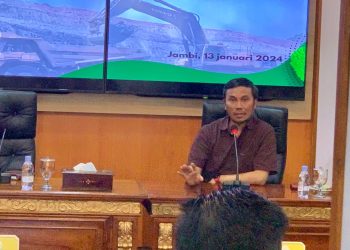 Ketua DPRD Provinsi Jambi, Edi Purwanto, menghadiri rapat pengaturan penggunaan jalan angkutan batubara melalui sungai di Rumah Dinas Gubernur Jambi, Sabtu (13/1). [Foto: Humas/Hadian]