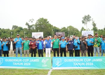 Pembukaan Gubernur Cup Tahun 2024, dalam rangkaian HUT Provinsi Jambi ke 67 tahun 2024 di Stadion Koni Muara Bulian, Kabupaten Batanghari, Minggu (14/01/2024). [Foto: Diskominfo/Harun]
