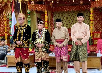Edi Purwanto menghadiri Penganugerahan sebagai anggota kehormatan adat melayu jambi provinsi Jambi kepada Dr. Ir. Ahmadi Noor Supit (anggota V BPK Republik Indonesia), Senin (15/1) di Balairung Sari LAM Provinsi Jambi. [Foto: Humas/Hadian]