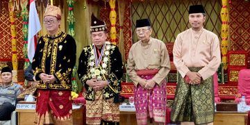 Edi Purwanto menghadiri Penganugerahan sebagai anggota kehormatan adat melayu jambi provinsi Jambi kepada Dr. Ir. Ahmadi Noor Supit (anggota V BPK Republik Indonesia), Senin (15/1) di Balairung Sari LAM Provinsi Jambi. [Foto: Humas/Hadian]