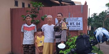Bhabinkamtibmas Kelurahan Kenali Asam Atas, Kecamatan Kota Baru, Bripka Hendro Pajrianto, saat menyambangi Ketua RT. 04, Hardi R, Senin (15/1). [Foto: Humas]