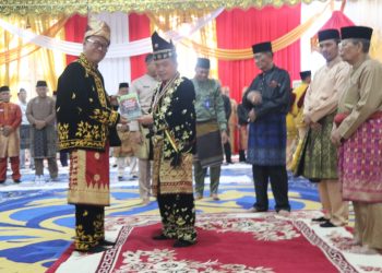 Penganugerahan Anggota Kehormatan Adat Melayu Jambi Kepada Anggota V Badan Pemeriksa Keuangan Republik Indonesia, Bapak Dr. Ir. Ahmadi Noor Supit, MM, CSFA, CGRE, CertDA, CFrA., bertempat di Balairung Sari LAM Jambi Provinsi Jambi, Telanaipura, Senin (15/01/2024). [Foto: Diskominfo/Agus]