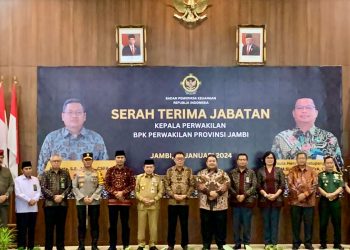 Ketua DPRD Provinsi Jambi, Edi Purwanto, menghadiri serah terima jabatan kepala perwakilan BPK Perwakilan Provinsi Jambi, Senin (15/1).  [Foto: Humas/Hadian]