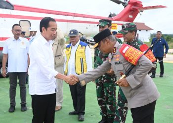 Presiden Jokowi beserta rombongan terbatas tiba di Bandar Udara Internasional Sultan Aji Muhammad Sulaiman Sepinggan, Kota Balikpapan, Rabu (17/1). [Foto: Kris - Biro Pers Sekretariat Presiden]