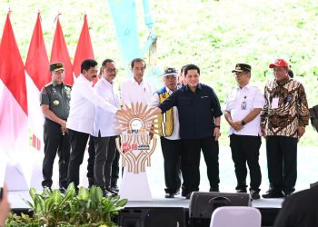 Presiden Joko Widodo melakukan groundbreaking dan kawasan kantor OIKN di Penajam Paser Utara, Rabu (17/1). [Foto: Biro Pers, Media, dan Informasi Sekretariat Presiden]