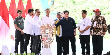 Presiden Joko Widodo melakukan groundbreaking dan kawasan kantor OIKN di Penajam Paser Utara, Rabu (17/1). [Foto: Biro Pers, Media, dan Informasi Sekretariat Presiden]