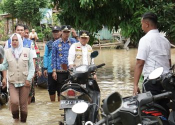 Gubernur Jambi, Al Haris, meninjau warga terdampak banjir di Kelurahan Kasang, Sijenjang dan seberang Kota Jambi, Rabu (17/01/2024). [Foto: Diskominfo/Riky]
