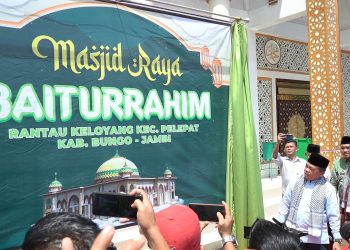 Gubernur Jambi, Al Haris, meresmikan Masjid Raya Baiturrahim di Desa Rantau Keloyang, Kecamatan Palepat, Kabupaten Bungo, Kamis (18/01/2023).
[Foto: Diskominfo/Erict]